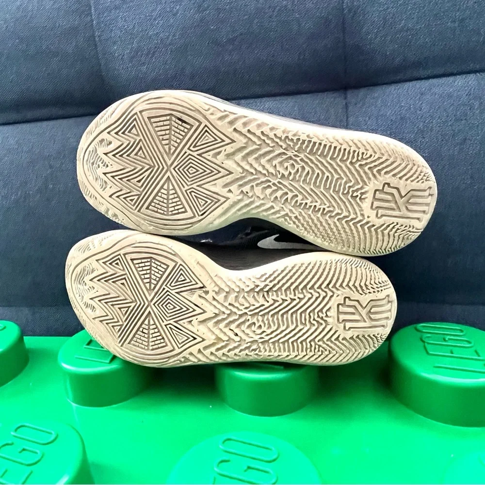 NIKE Kids Basketball Casual Sports Sneakers Shoes Boy Black White size 2Y